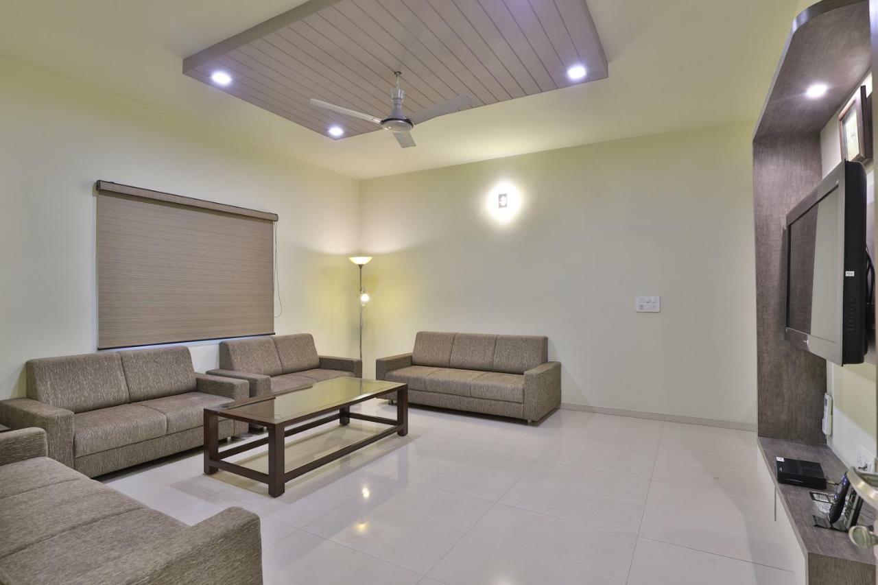 Capital O 47284 Atithi Resort Bharuch Exterior photo